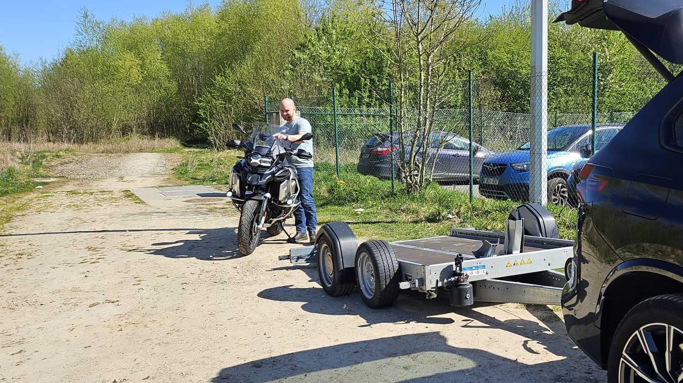 BMW motor achter motortrailer in laadpositie