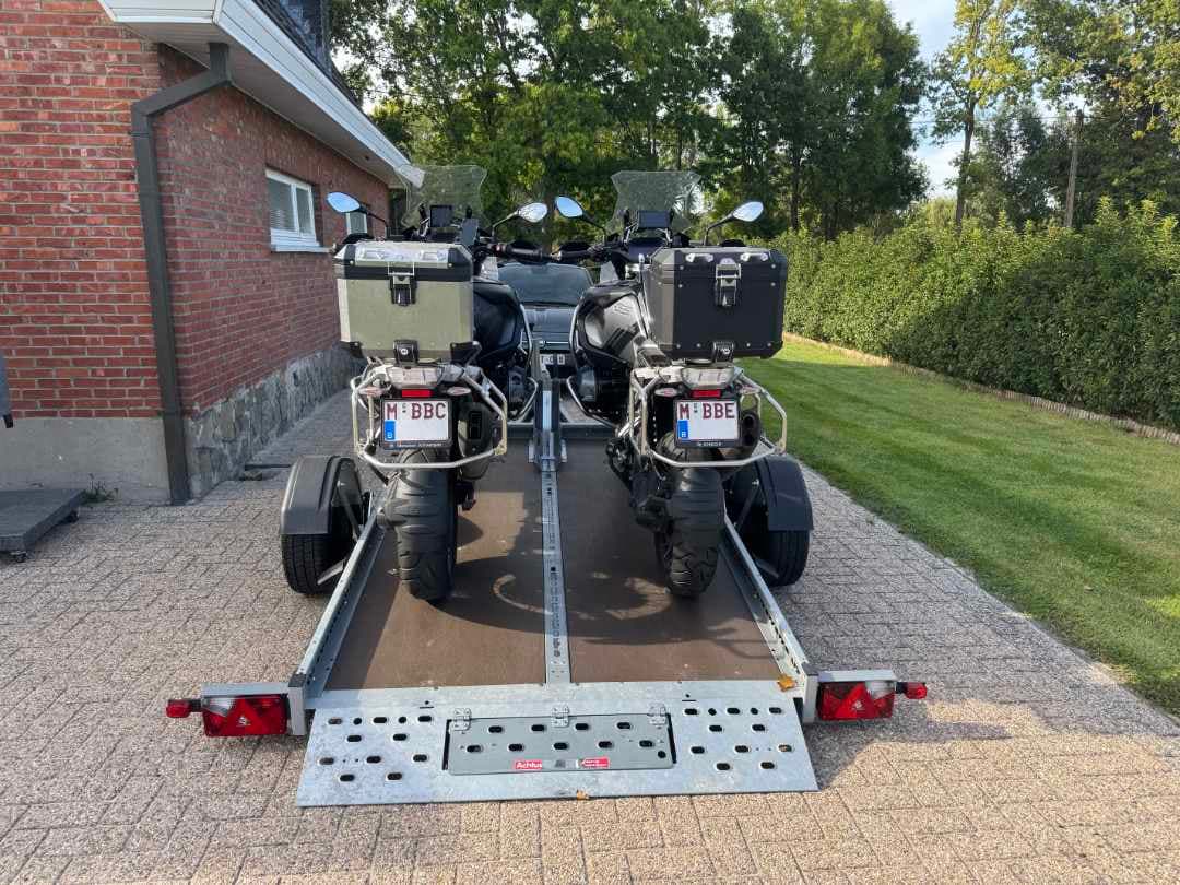 Motortrailer in laadpositie met 2 geladen motoren in Sint-Katelijne-Waver