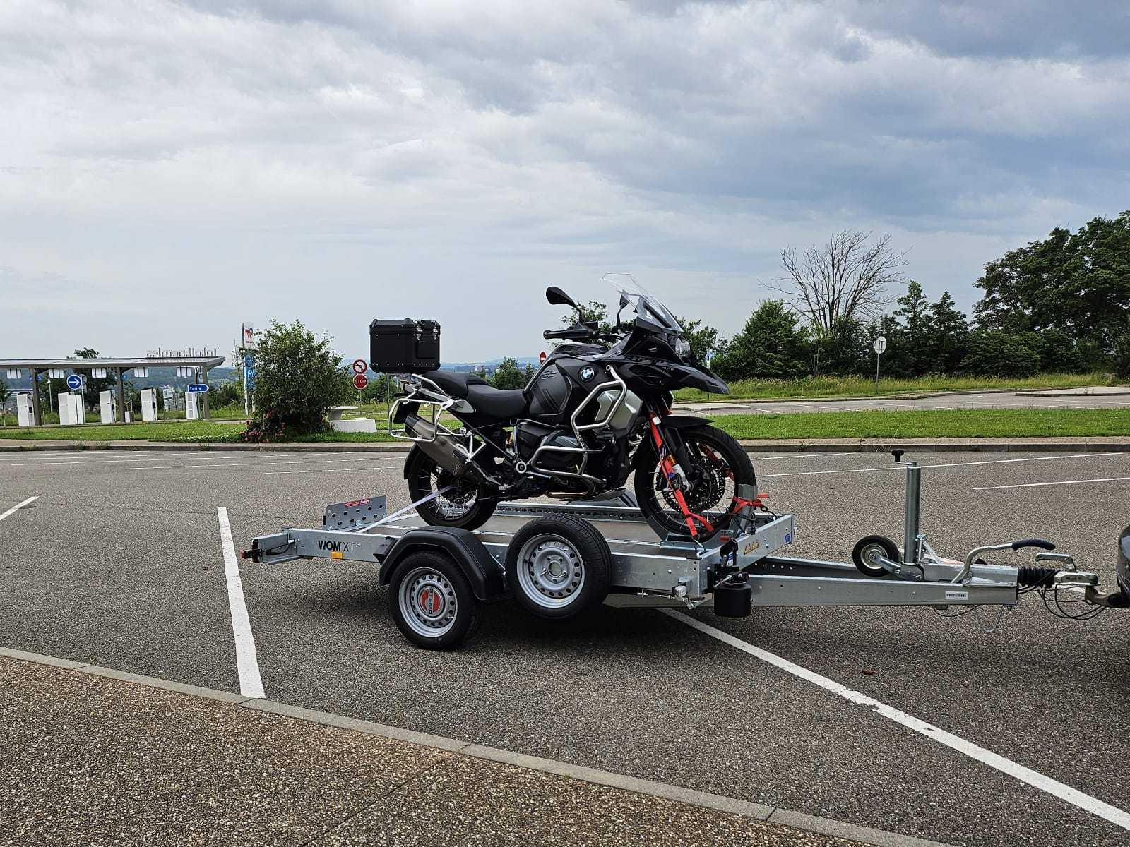 Motortrailer met 1 geladen BMW motor in Italië